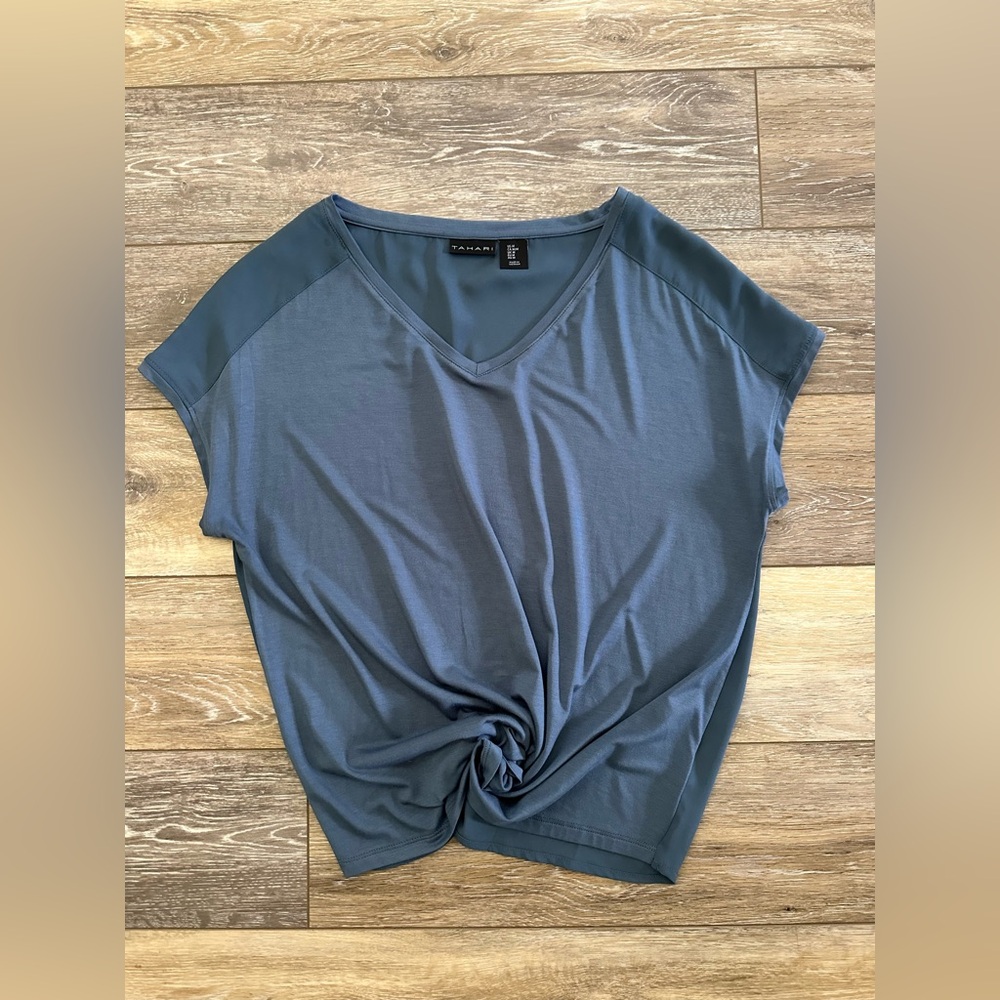 🩵 TAHARI women’s top 🩵